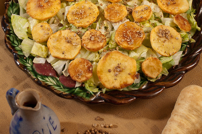 Salade met pastinaak in een schaal